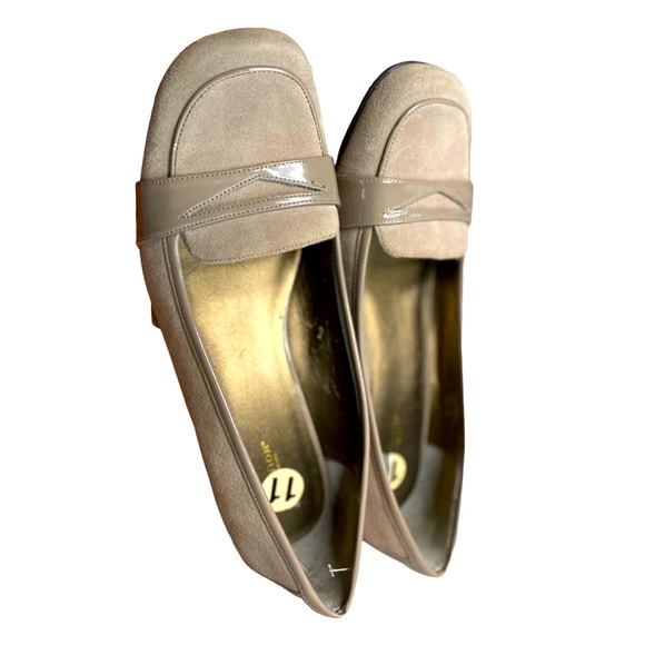 Women’s Loafers, Kenneth Cole Reaction, Beige Suede & Patent Leather, Size 11 - Picture 2 of 9